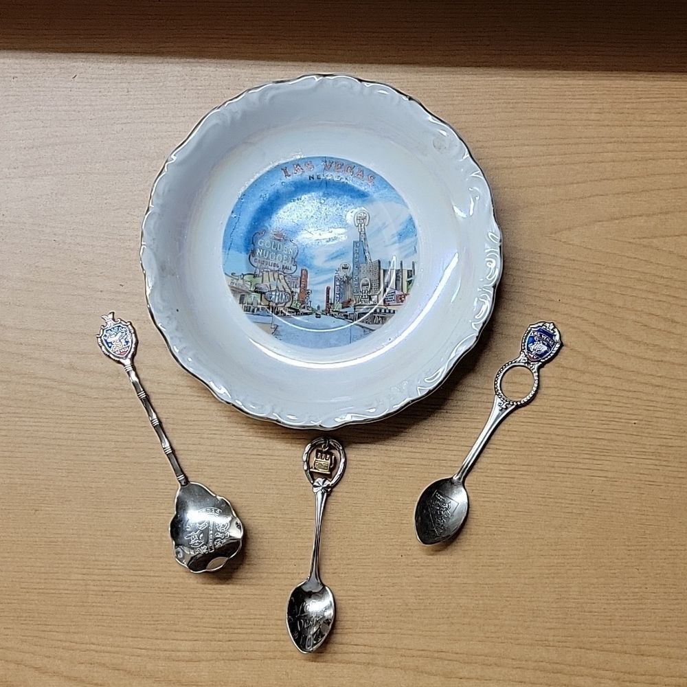 ‎Las Vegas Nevada souvenirs. Plate and 3 collector spoons